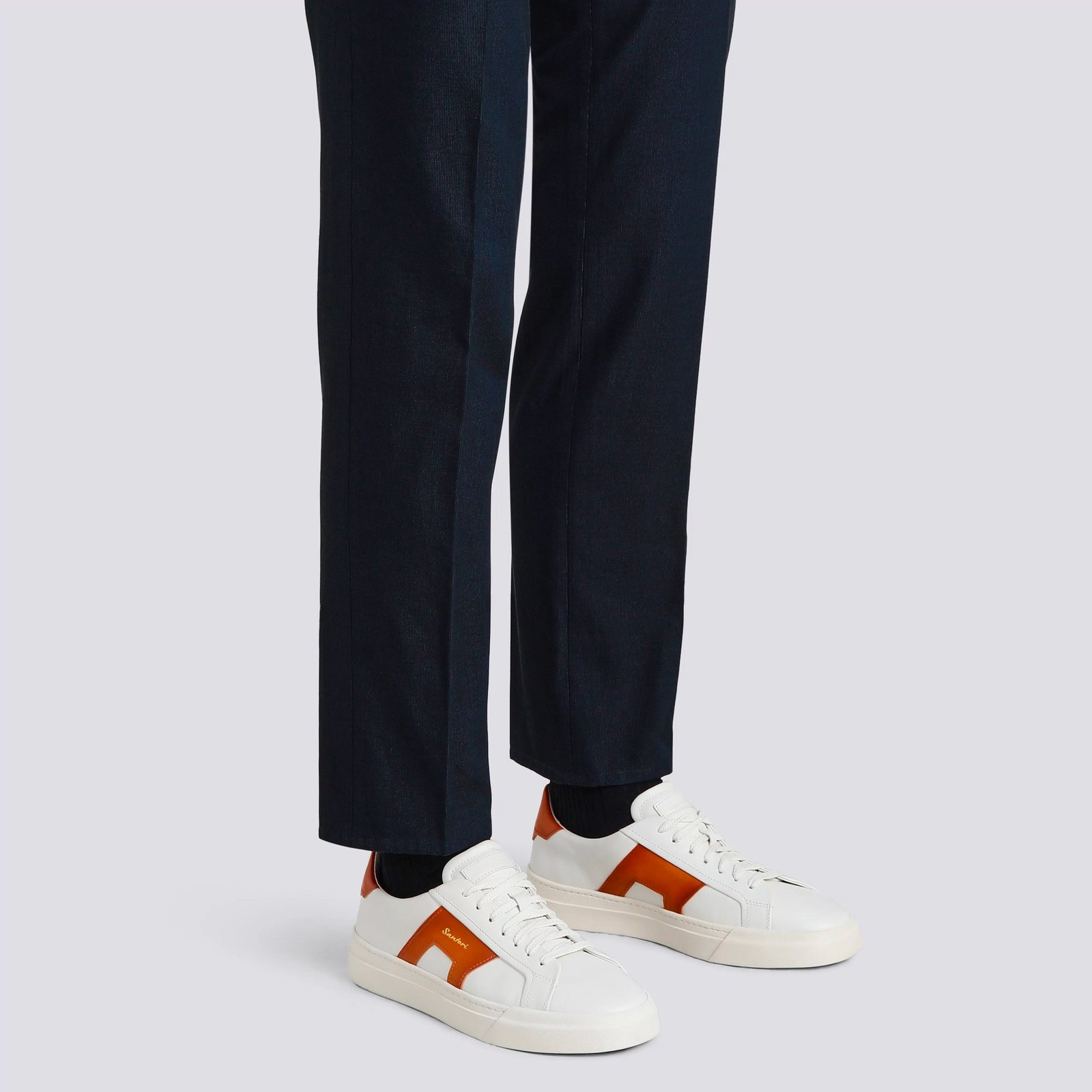 Sneakers da uomo in pelle bianca e arancione con doppia fibbia - immagine 2